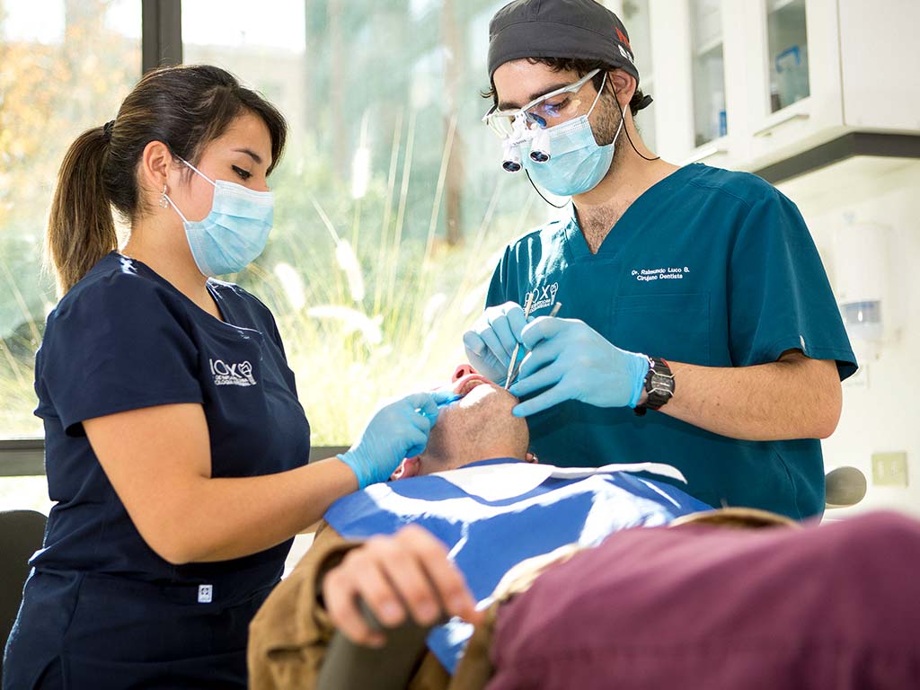 Equipo especializado en implantología realizando tratamiento